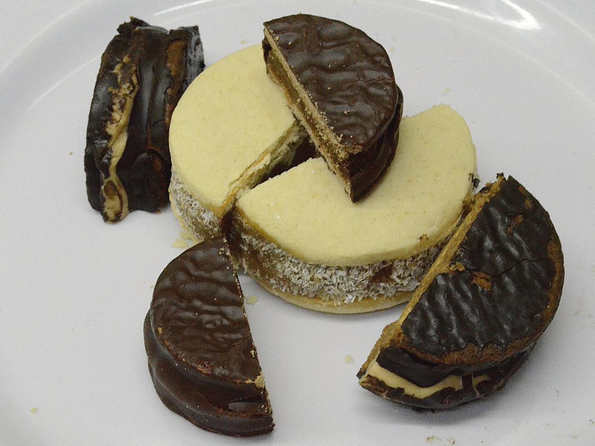 Alfajores mit Dulce de Leche, einige halbiert
